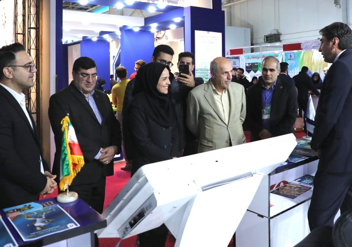 بازدید معاون وزیر علوم و رئیس سازمان امور دانشجویان از غرفه پژوهشگاه تربیت‌بدنی و علوم ورزشی